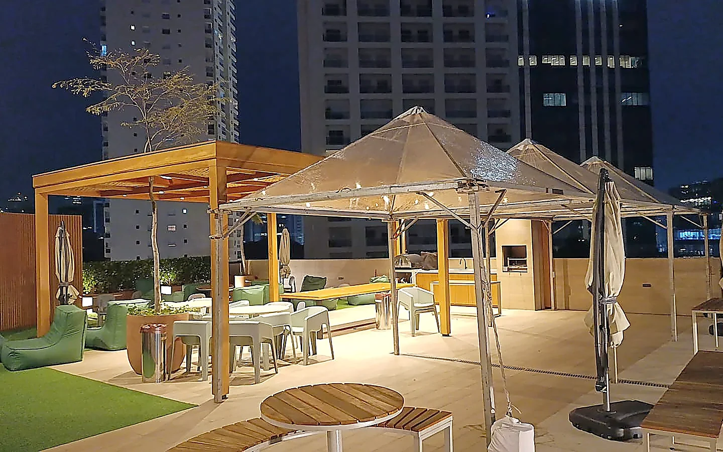 Tendas cristal em um terraço, à noite