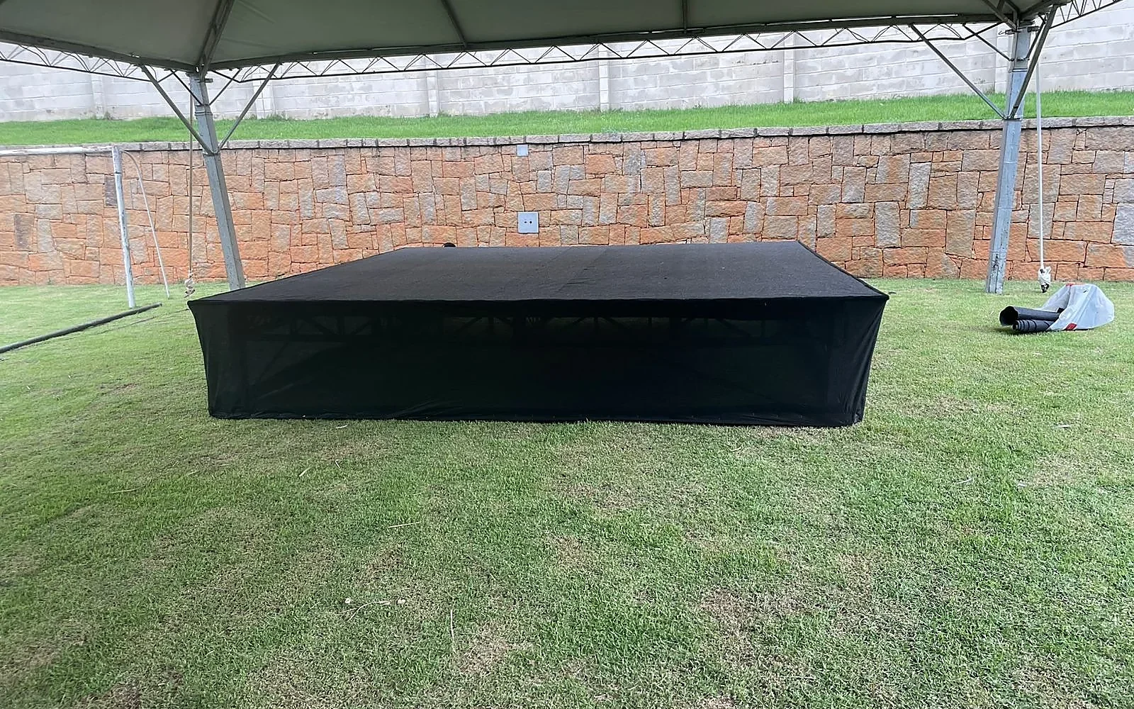 Palco montado sob tenda