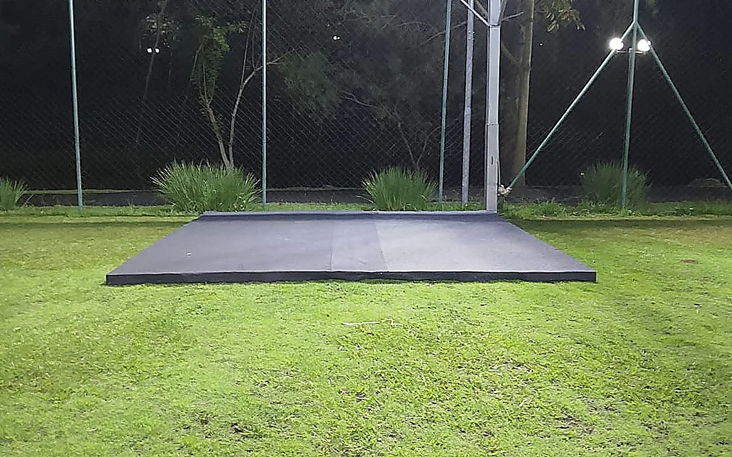 Piso de madeirite naval montado no gramado