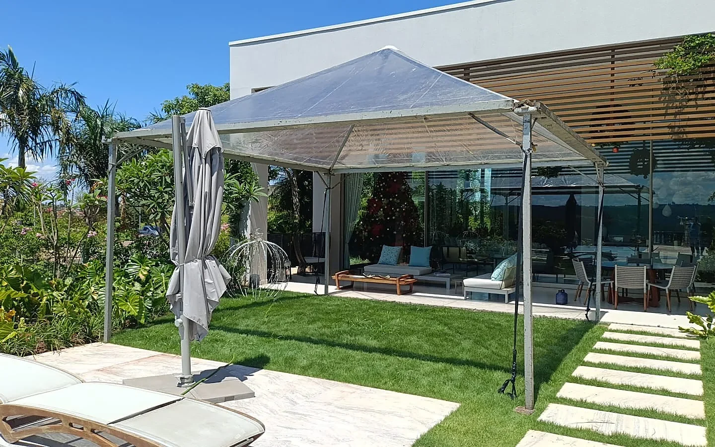 Tenda piramidal cristal montada em jardim