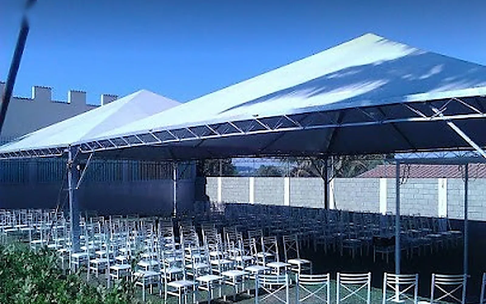 Tenda piramidal com cadeiras montadas