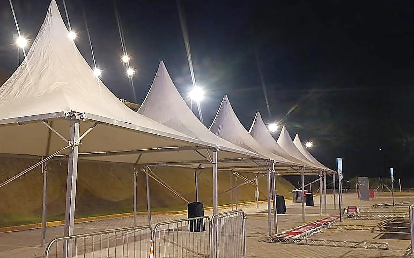 Tendas tensionadas iluminadas à noite